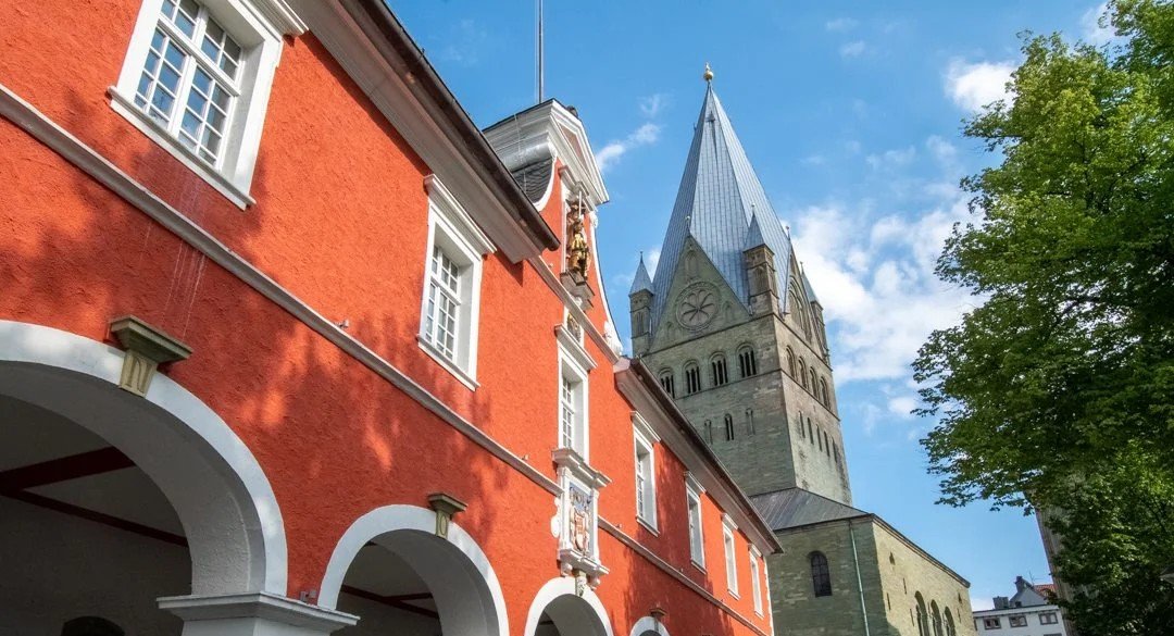 Das Soester Rathaus von 1713 mit rotem Anstrich
