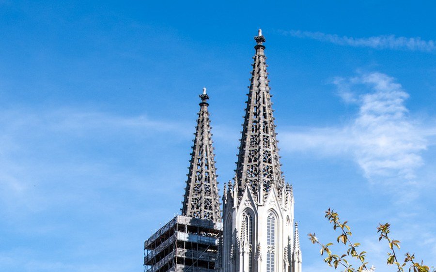 Türme der Wiesenkirche in Soest mit Baumblüte